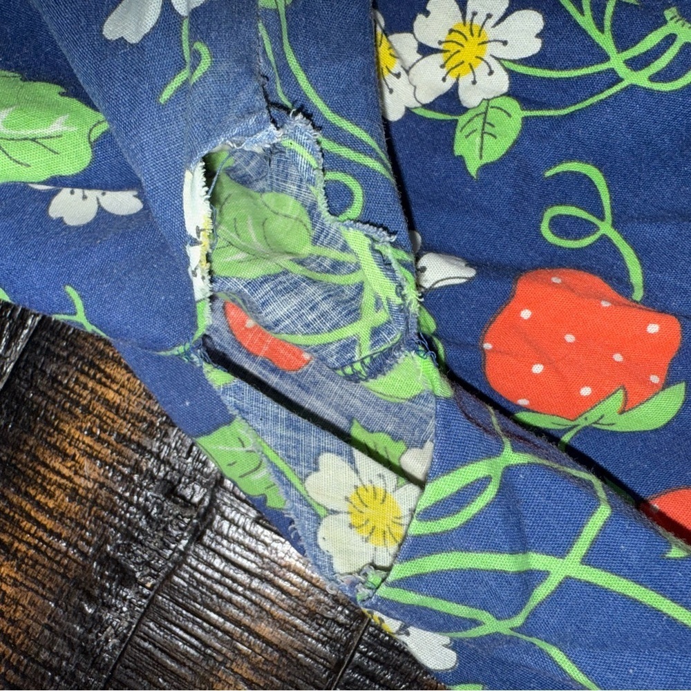 Vintage MuMu Mrs Roper Romp Robe Strawberries  Snap Closure - Flaw - Picture 10 of 10